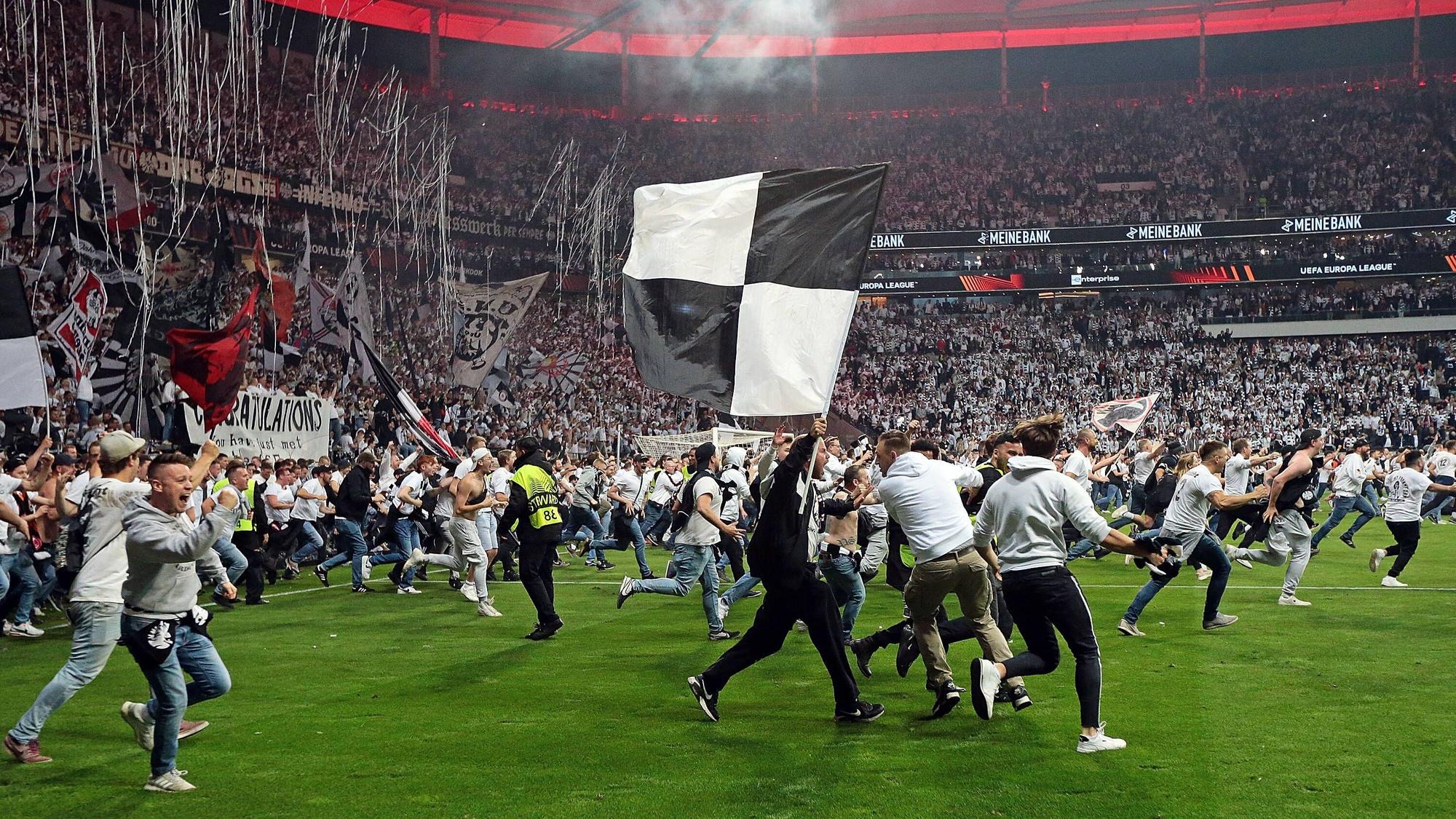 Fans von Eintracht Frankfurt stürmen in der Europa League nach Schlusspfiff den Platz.