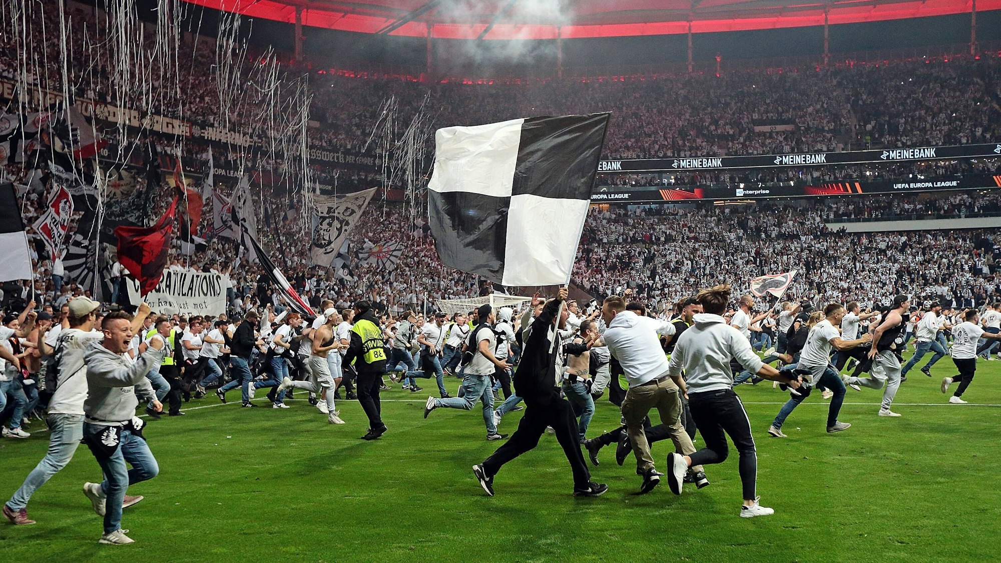 Fans von Eintracht Frankfurt stürmen in der Europa League nach Schlusspfiff den Platz.