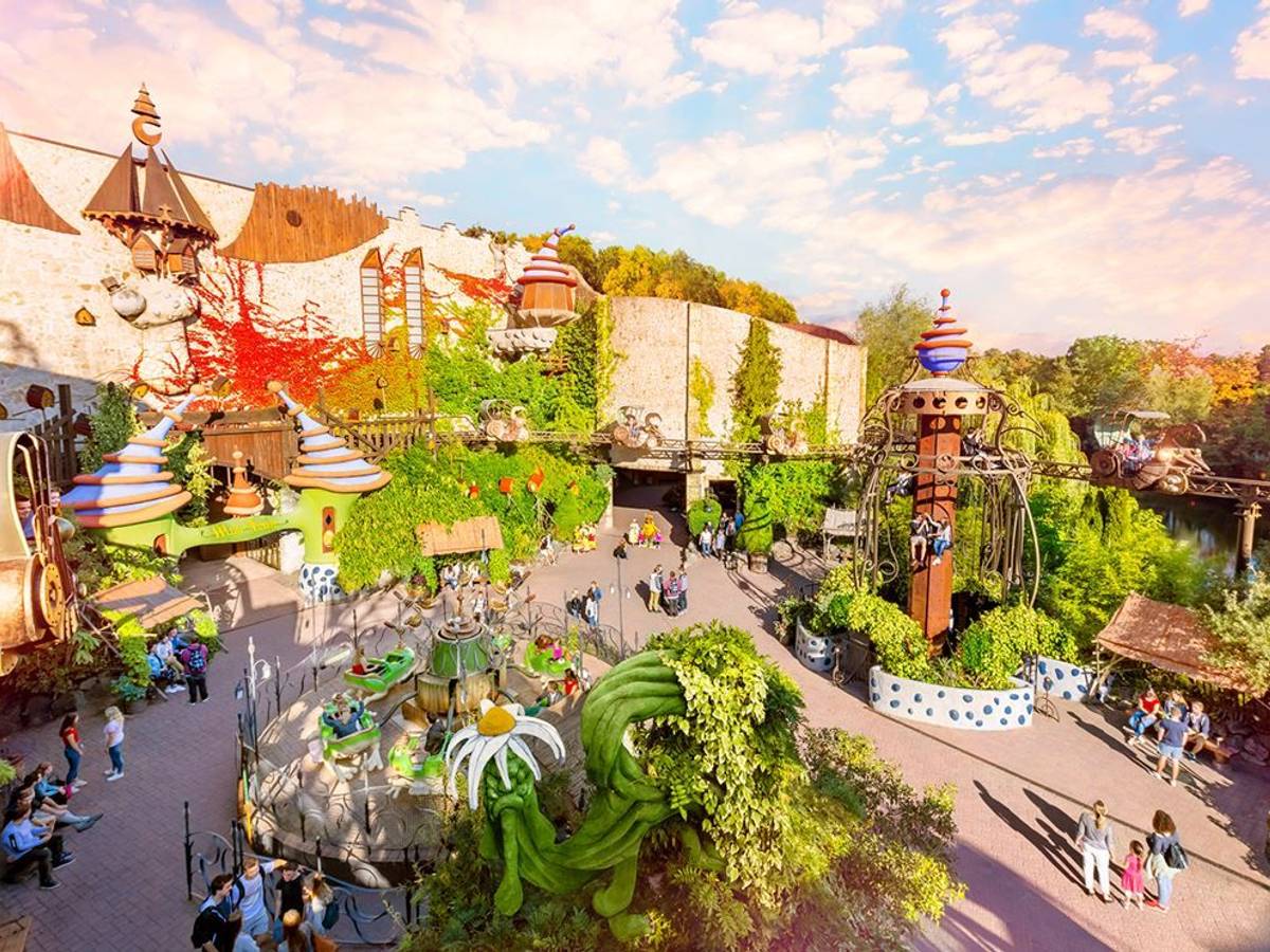 Menschen gehen durch das Phantasialand in Brühl.