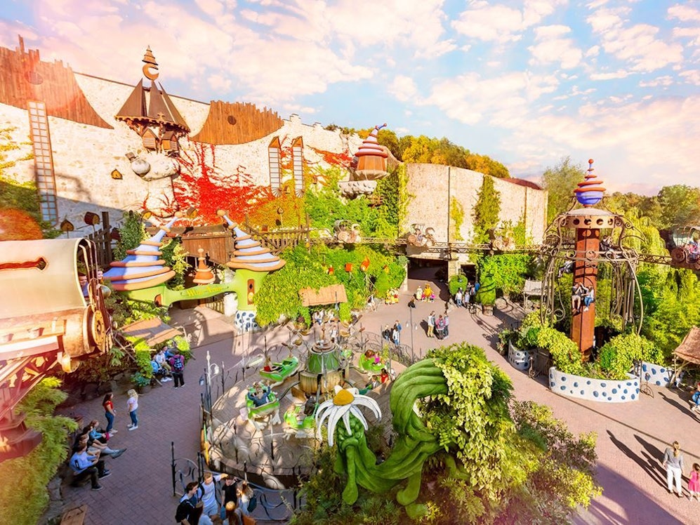 Menschen gehen durch das Phantasialand in Brühl.