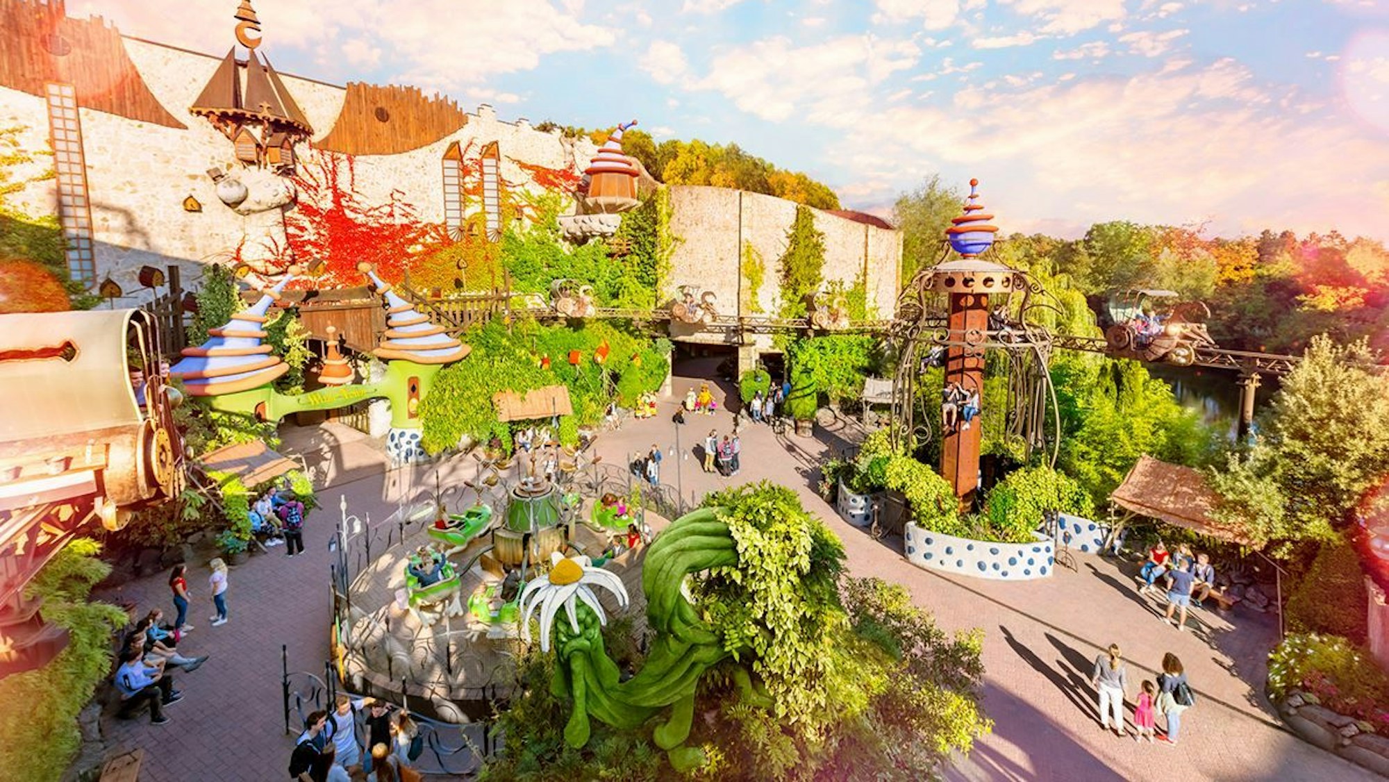 Menschen gehen durch das Phantasialand in Brühl.