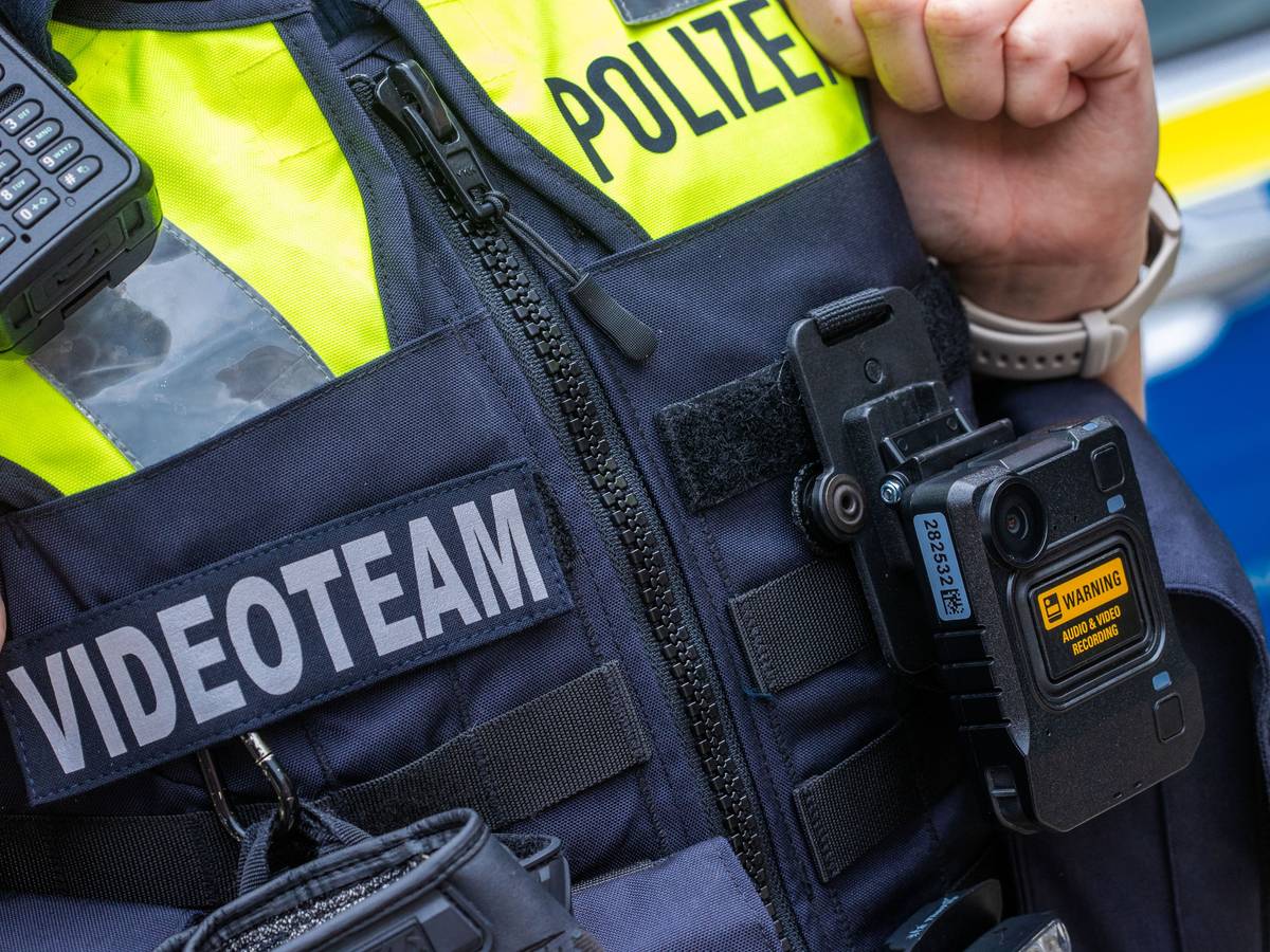 Eine Polizistin ist mit einer Bodycam ausgestattet. Aktuell dürfen die Einsatzkräfte keine Bodycams tragen.