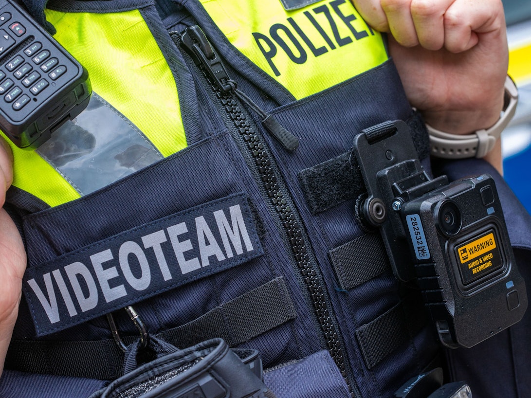 Eine Polizistin ist mit einer Bodycam ausgestattet. Aktuell dürfen die Einsatzkräfte keine Bodycams tragen.