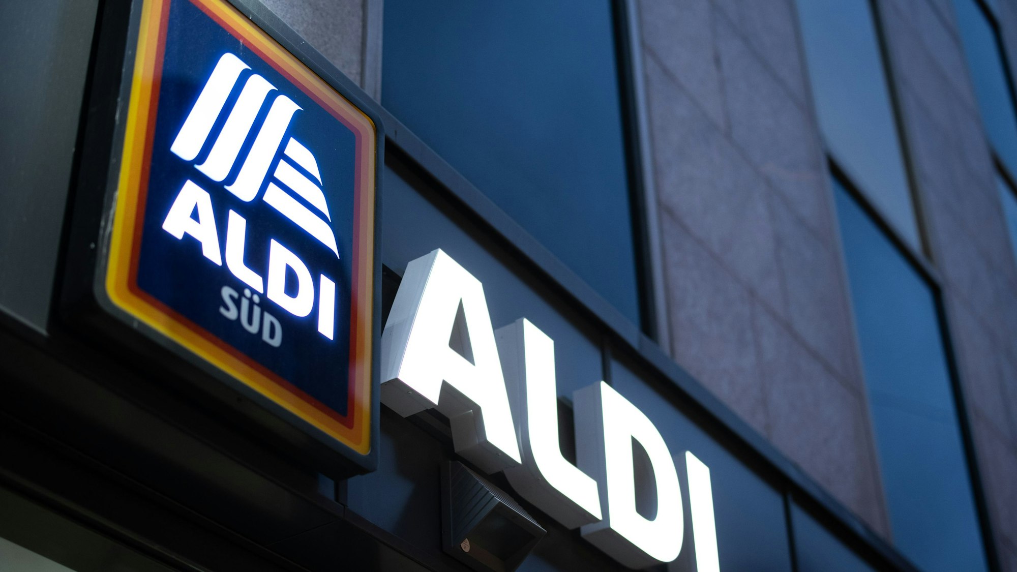 Das Bild zeigt das Aldi-Süd Logo aus dem Jahr 2020. Aldi hat zuletzt an Boden in Deutschland verloren und will sich nun neu erfinden.