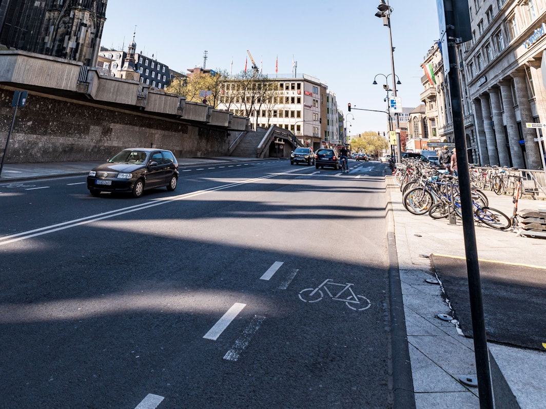 Autos fahren auf der Trankgasse am Kölner Dom.