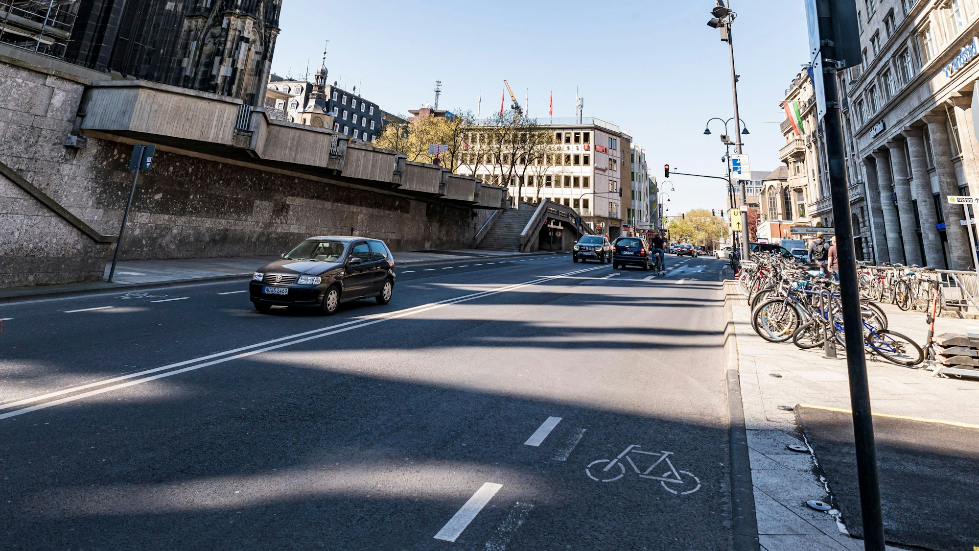Autos fahren auf der Trankgasse am Kölner Dom.