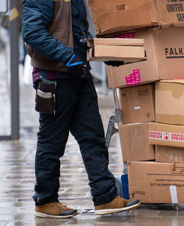 Der BGH entschied, dass die Abstellgenehmigung bei DHL zukünftig nicht mehr so verwendet werden darf, wie sie in den AGB festgelegt ist. Das Symbolbild stammt vom Dezember 2021.