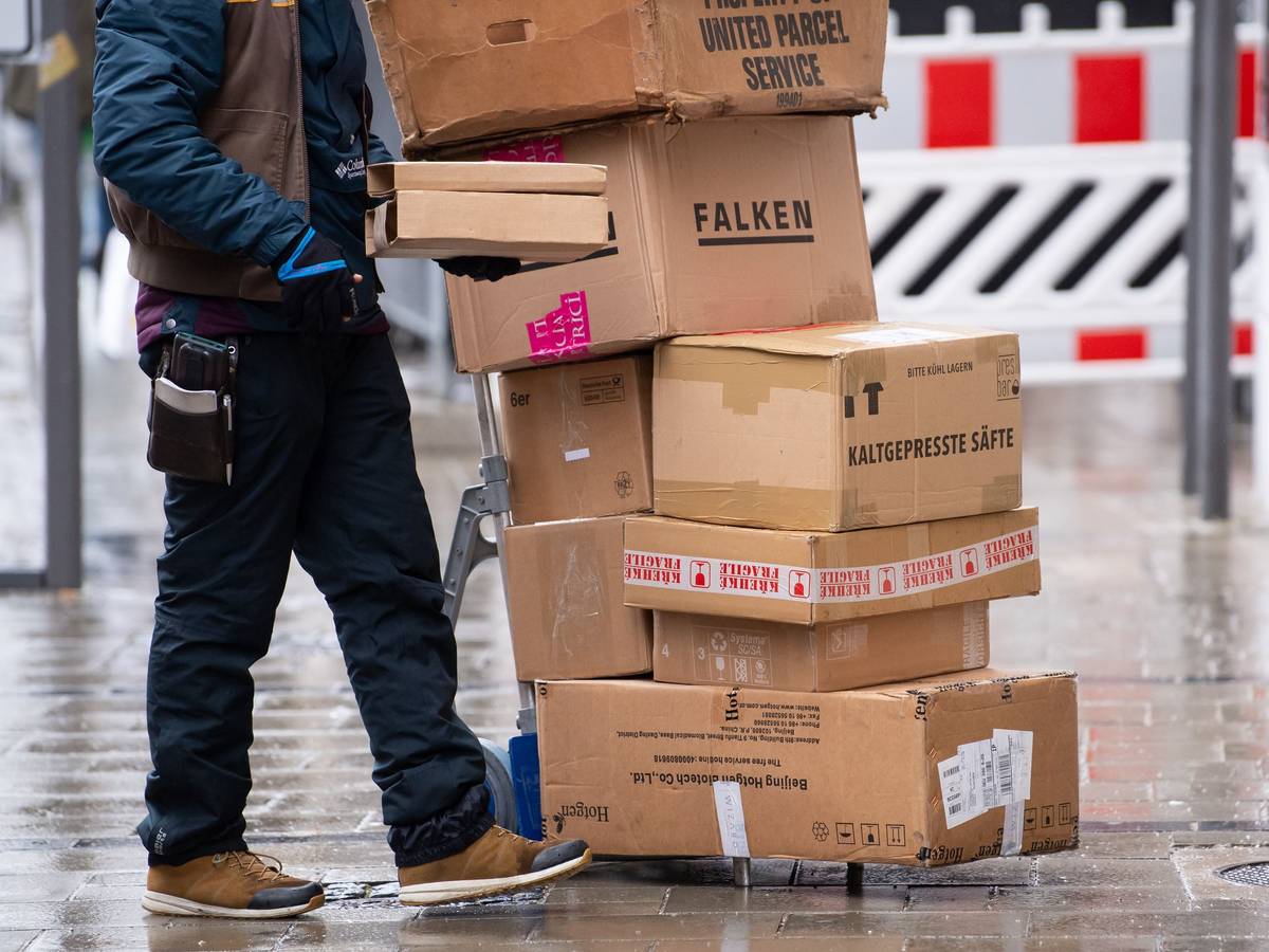 Der BGH entschied, dass die Abstellgenehmigung bei DHL zukünftig nicht mehr so verwendet werden darf, wie sie in den AGB festgelegt ist. Das Symbolbild stammt vom Dezember 2021.