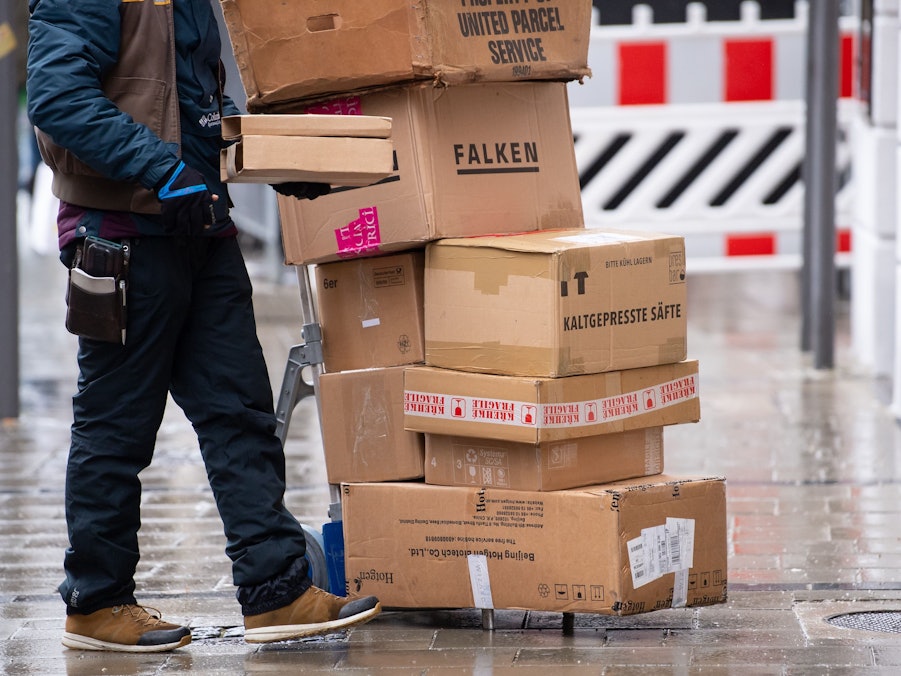 Der BGH entschied, dass die Abstellgenehmigung bei DHL zukünftig nicht mehr so verwendet werden darf, wie sie in den AGB festgelegt ist. Das Symbolbild stammt vom Dezember 2021.