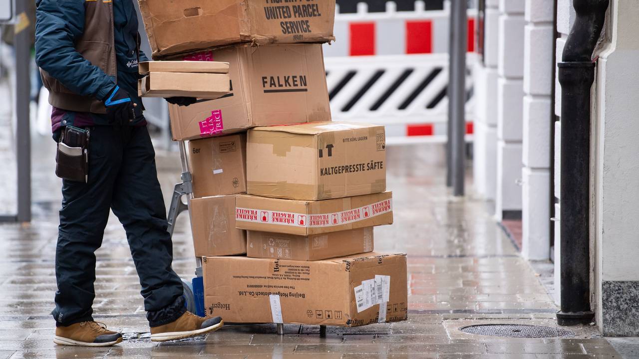 Der BGH entschied, dass die Abstellgenehmigung bei DHL zukünftig nicht mehr so verwendet werden darf, wie sie in den AGB festgelegt ist. Das Symbolbild stammt vom Dezember 2021.