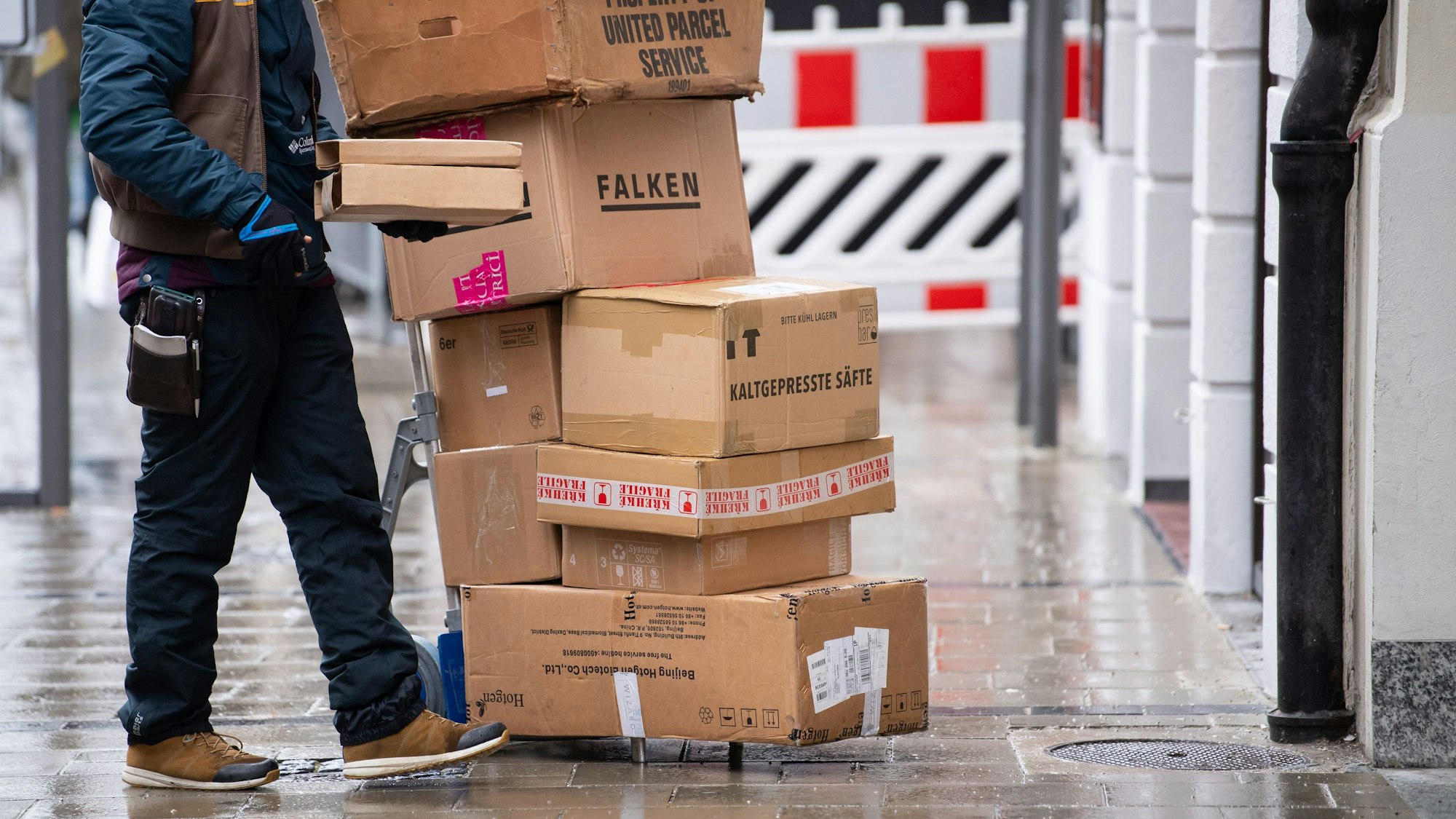 Der BGH entschied, dass die Abstellgenehmigung bei DHL zukünftig nicht mehr so verwendet werden darf, wie sie in den AGB festgelegt ist. Das Symbolbild stammt vom Dezember 2021.