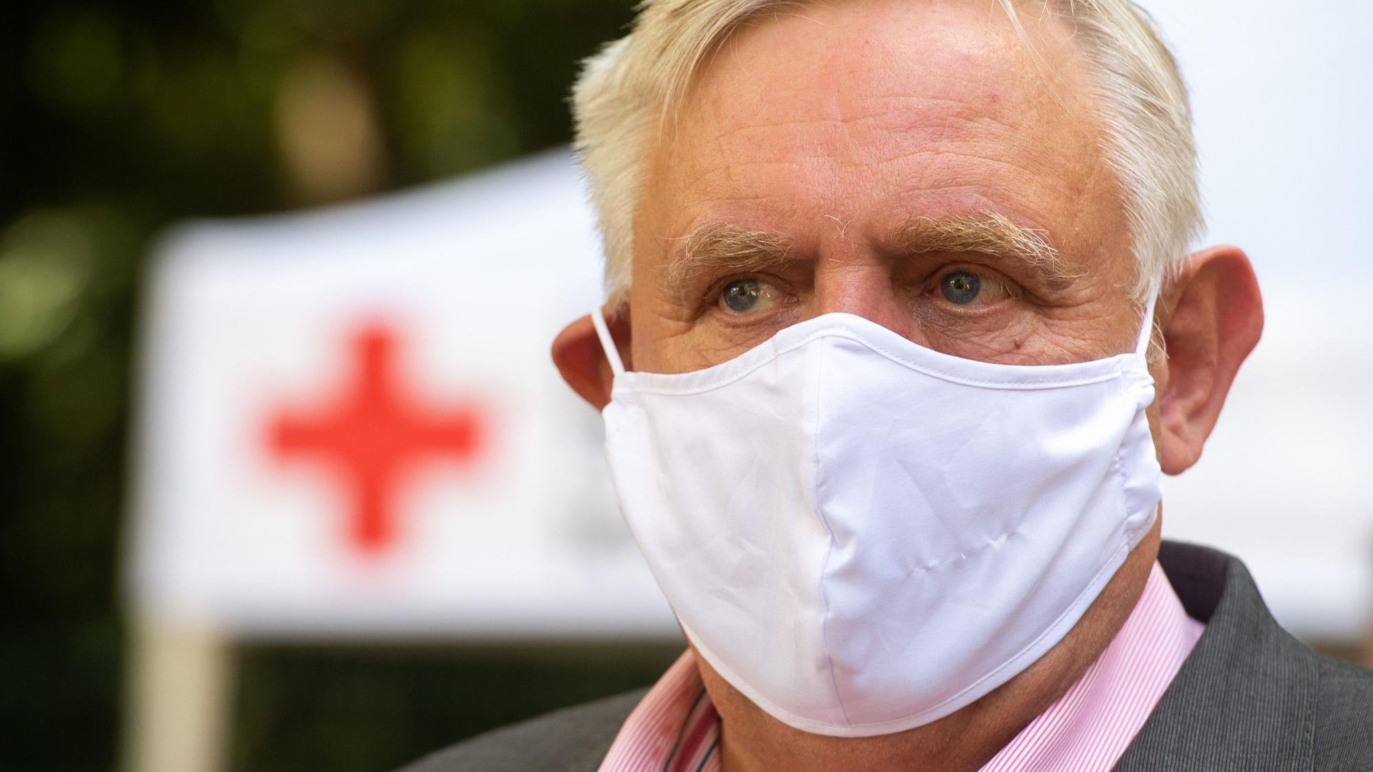 NRW-Gesundheitsminister Karl-Josef Laumann mit Maske im Juni 2020 in Oelde.