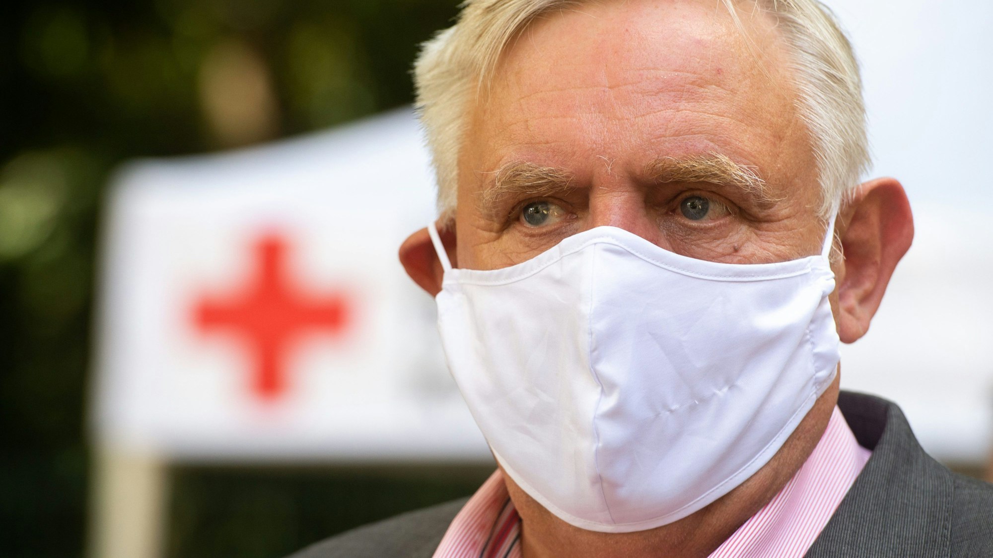 NRW-Gesundheitsminister Karl-Josef Laumann mit Maske im Juni 2020 in Oelde.