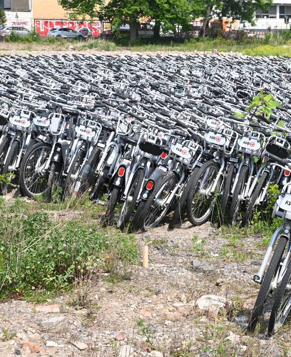 Hunderte KVB-Fahrräder stehen auf einem Gelände an der Vitalisstraße in Köln.