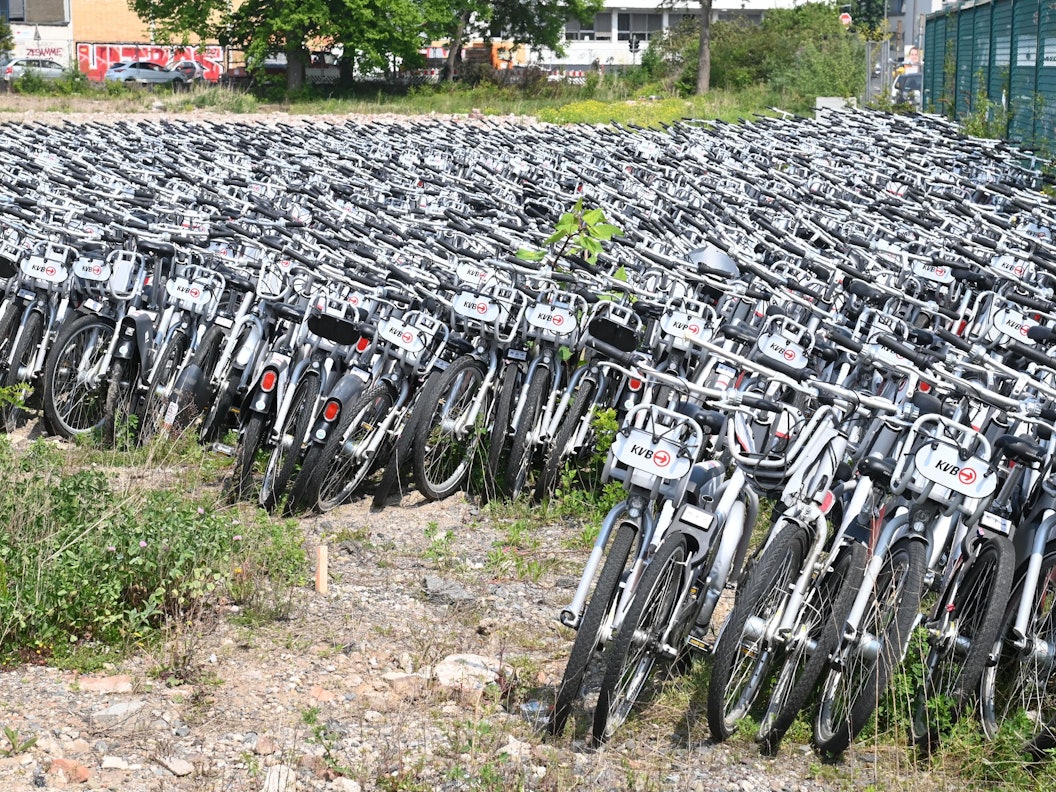 Hunderte KVB-Fahrräder stehen auf einem Gelände an der Vitalisstraße in Köln.