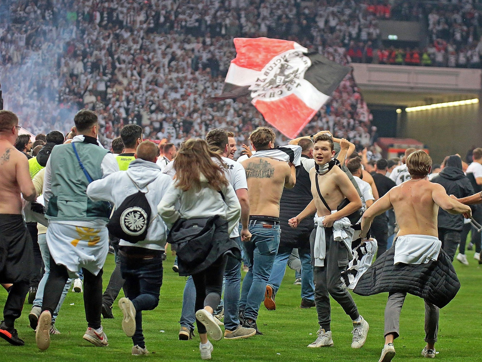Fans von Eintracht Frankfurt stürmen in der Europa League nach Schlusspfiff den Platz.