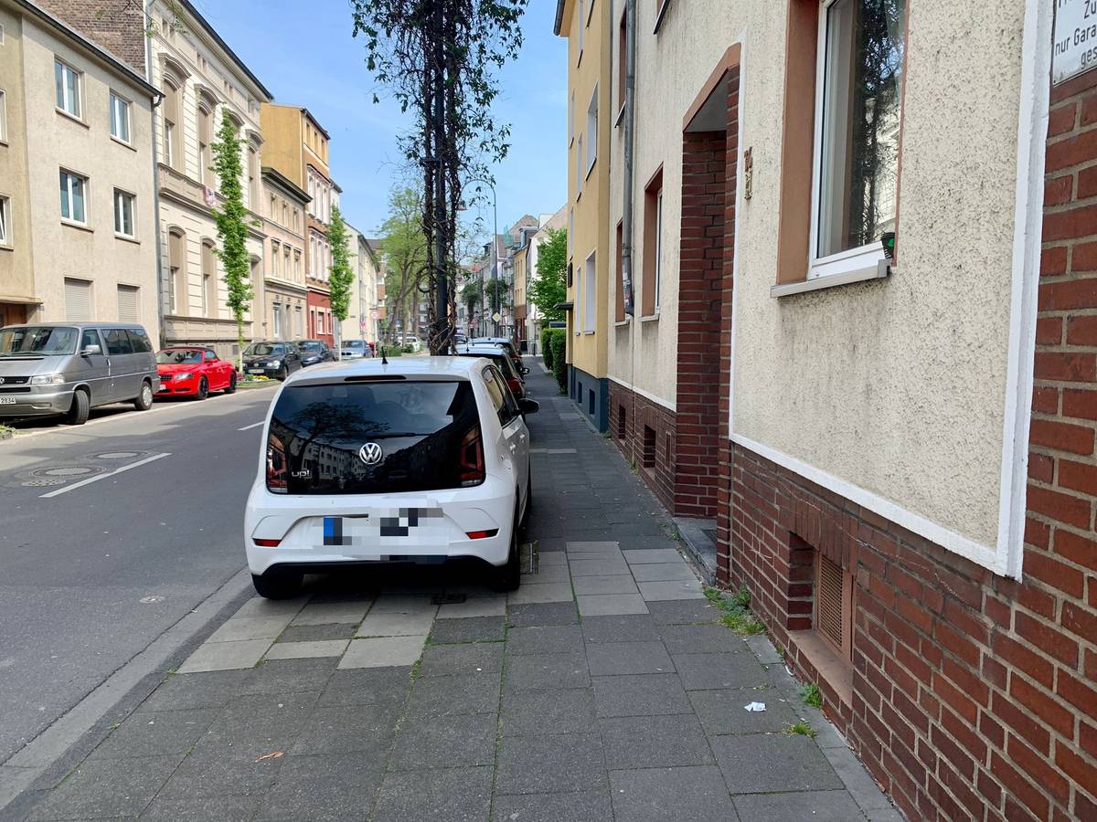 Ein zugeparkter Fußweg in der Dünnwalder Straße in Mülheim.