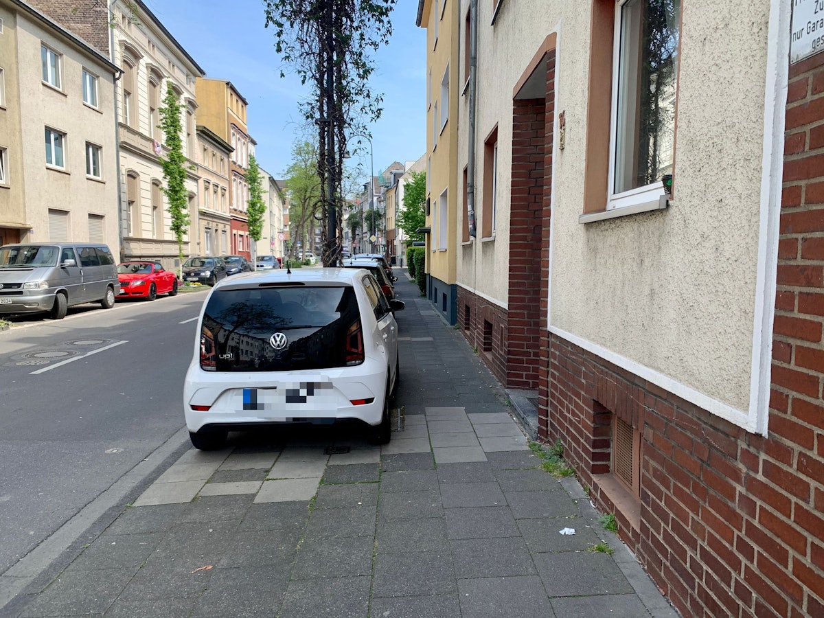 Ein zugeparkter Fußweg in der Dünnwalder Straße in Mülheim.