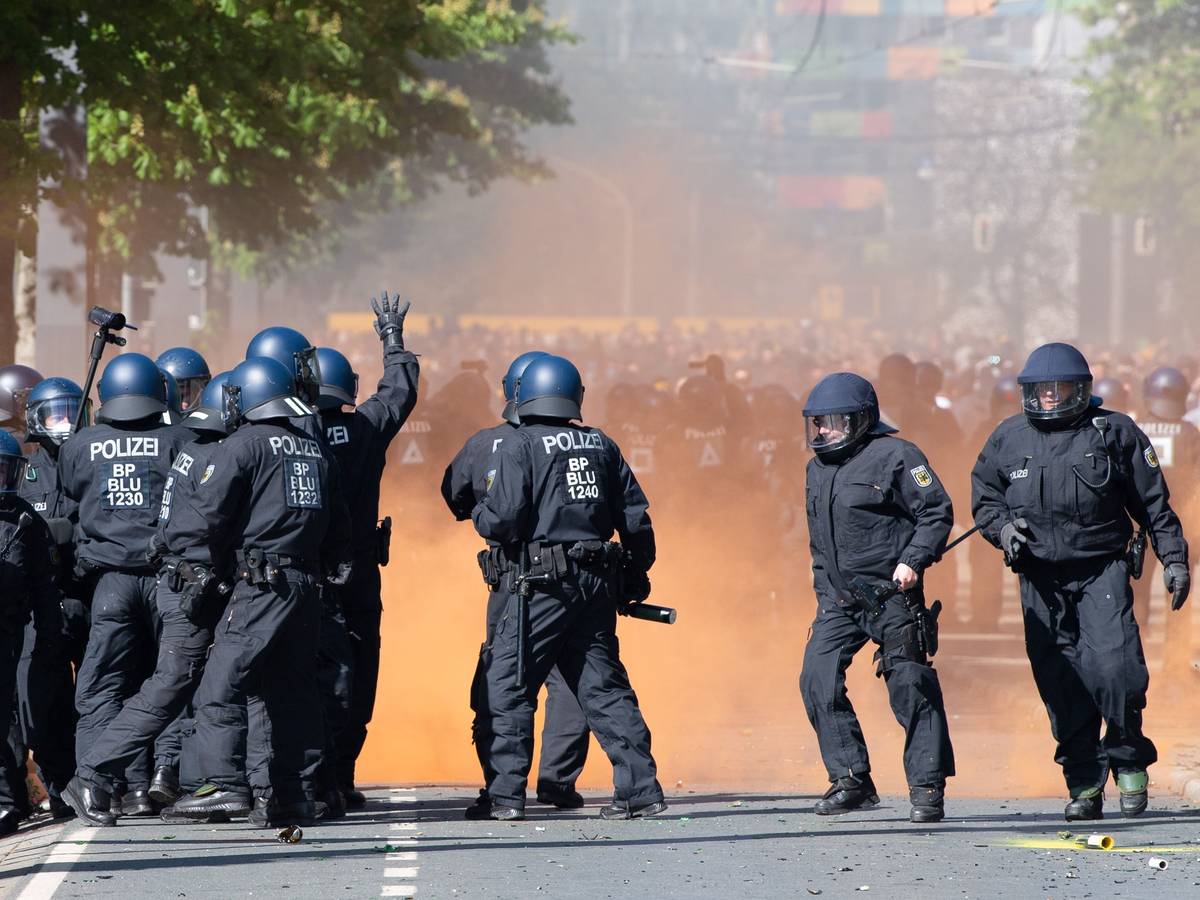 Polizeieinsatz bei Ausschreitungen während der Aufstiegs-Feierlichkeiten der Fans von Dynamo Dresden.