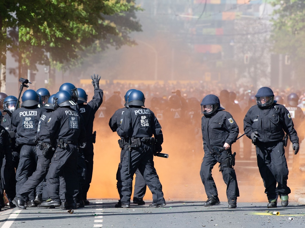 Polizeieinsatz bei Ausschreitungen während der Aufstiegs-Feierlichkeiten der Fans von Dynamo Dresden.