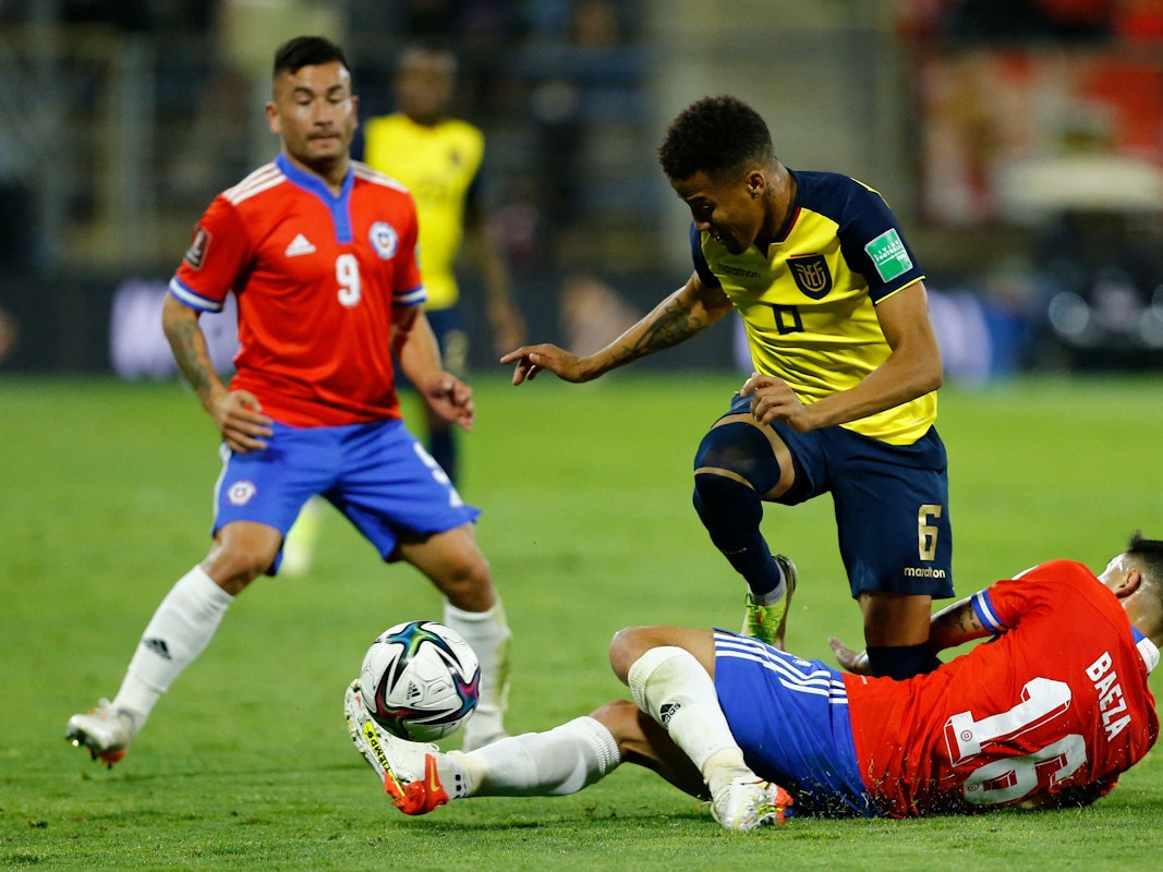 Byron Castillo im Duell mit den beiden Chilenen Claudio Baeza und Jean Meneses