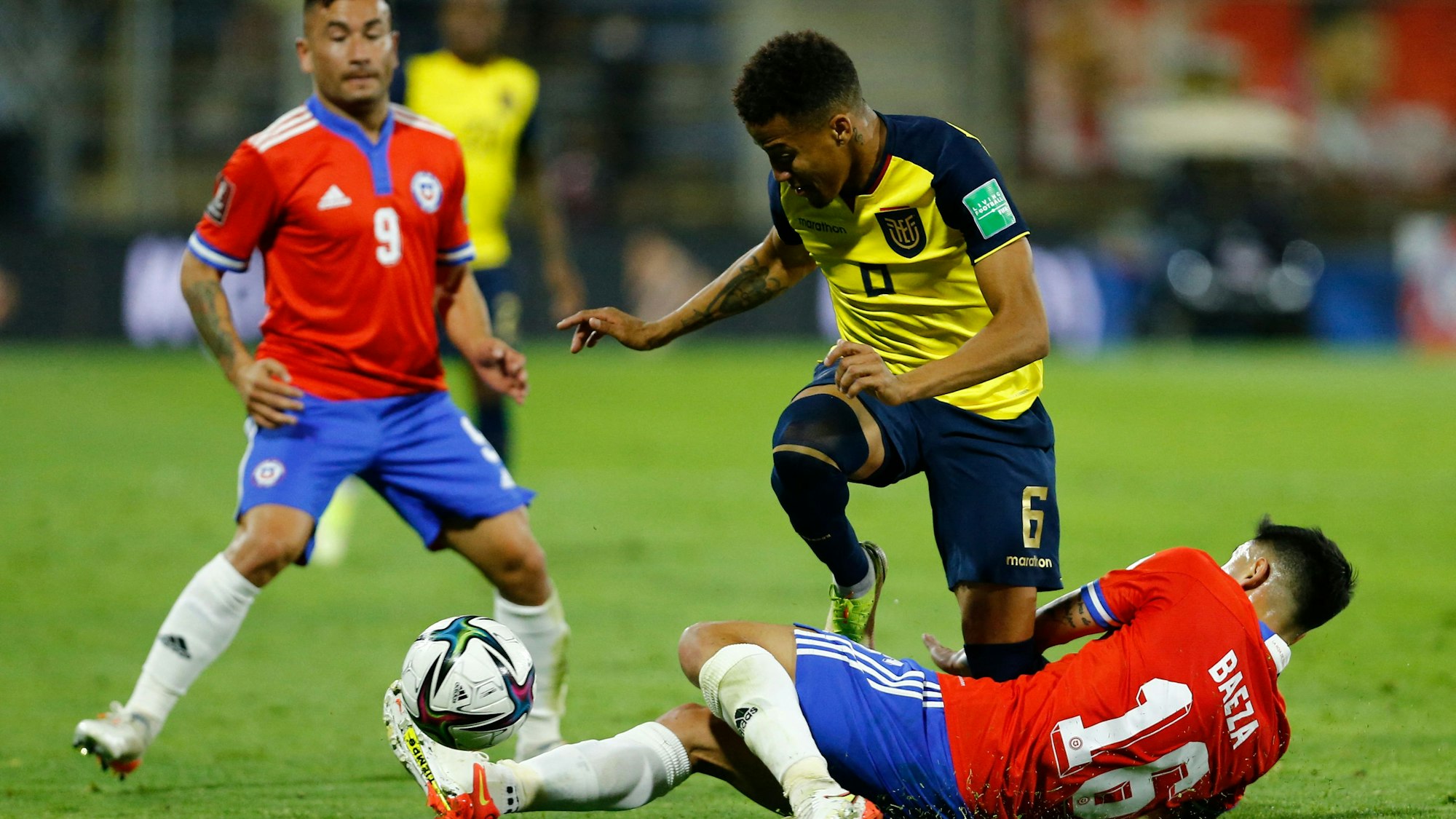 Byron Castillo im Duell mit den beiden Chilenen Claudio Baeza und Jean Meneses