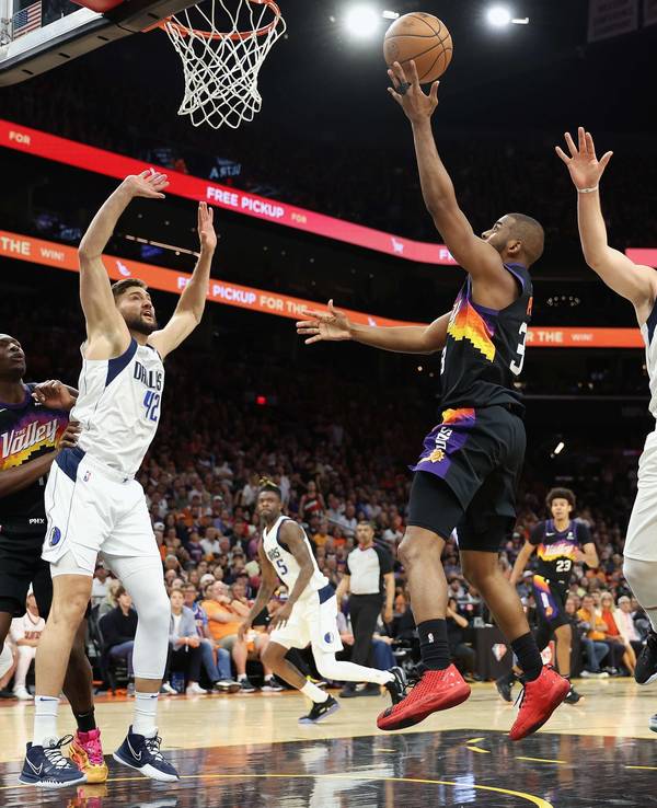 Luka Doncic (r.) versucht am Mittwoch (4. Mai 2022) gegen Chris Paul (2. v. r.) zu verteidigen.