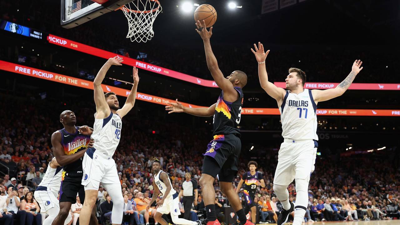 Luka Doncic (r.) versucht am Mittwoch (4. Mai 2022) gegen Chris Paul (2. v. r.) zu verteidigen.