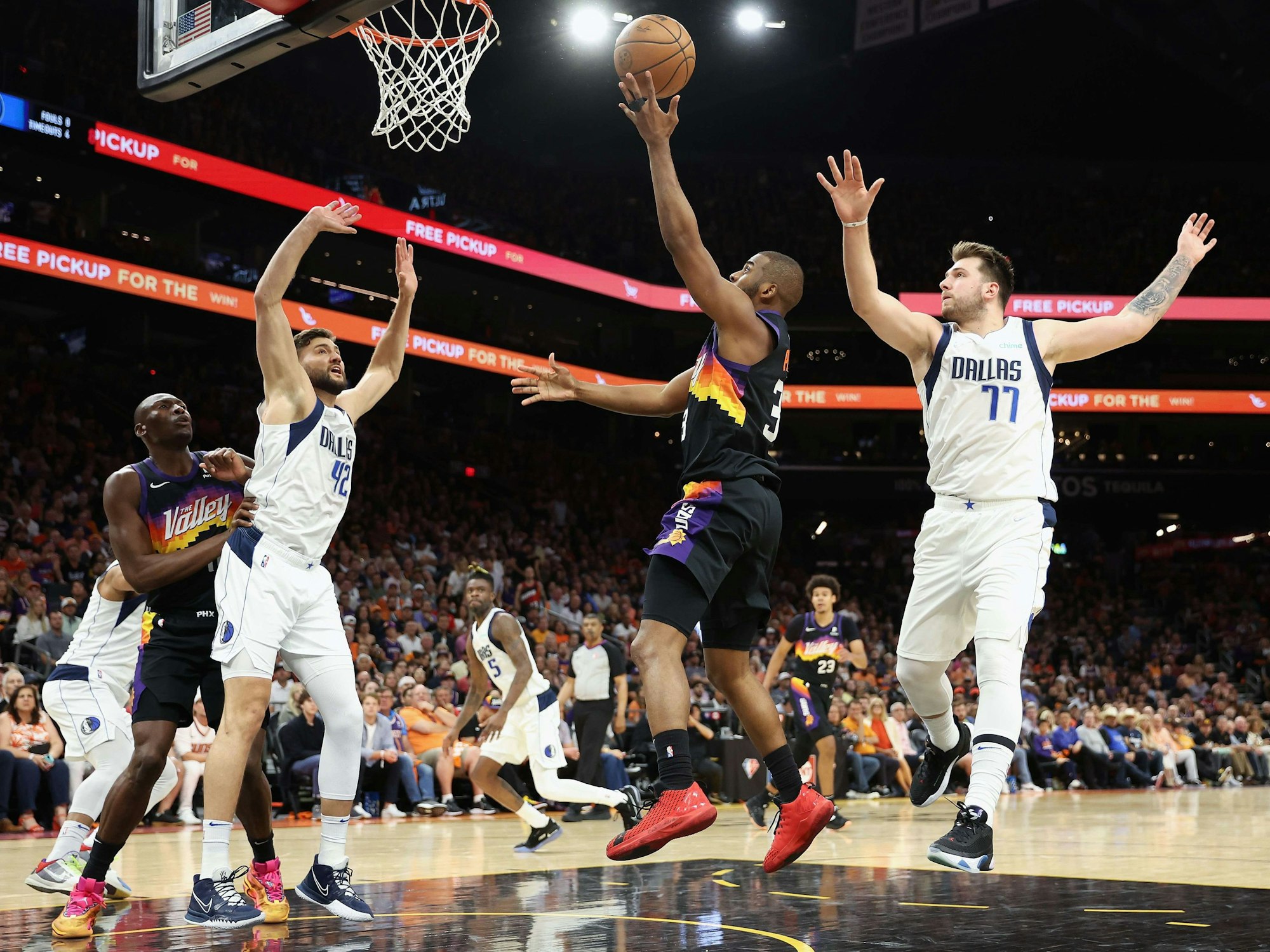 Luka Doncic (r.) versucht am Mittwoch (4. Mai 2022) gegen Chris Paul (2. v. r.) zu verteidigen.