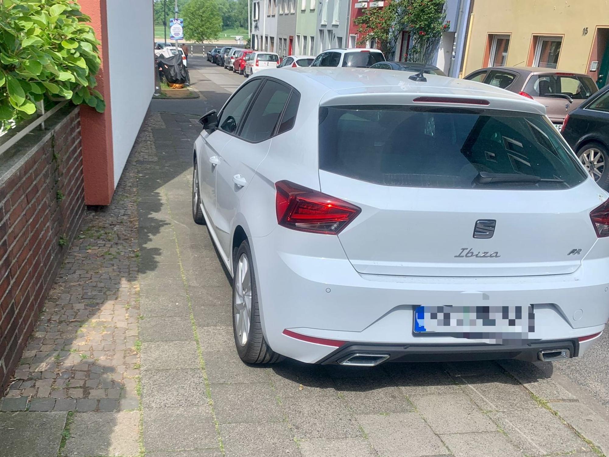 Eine zugeparkte Seitenstraße in Mülheim.