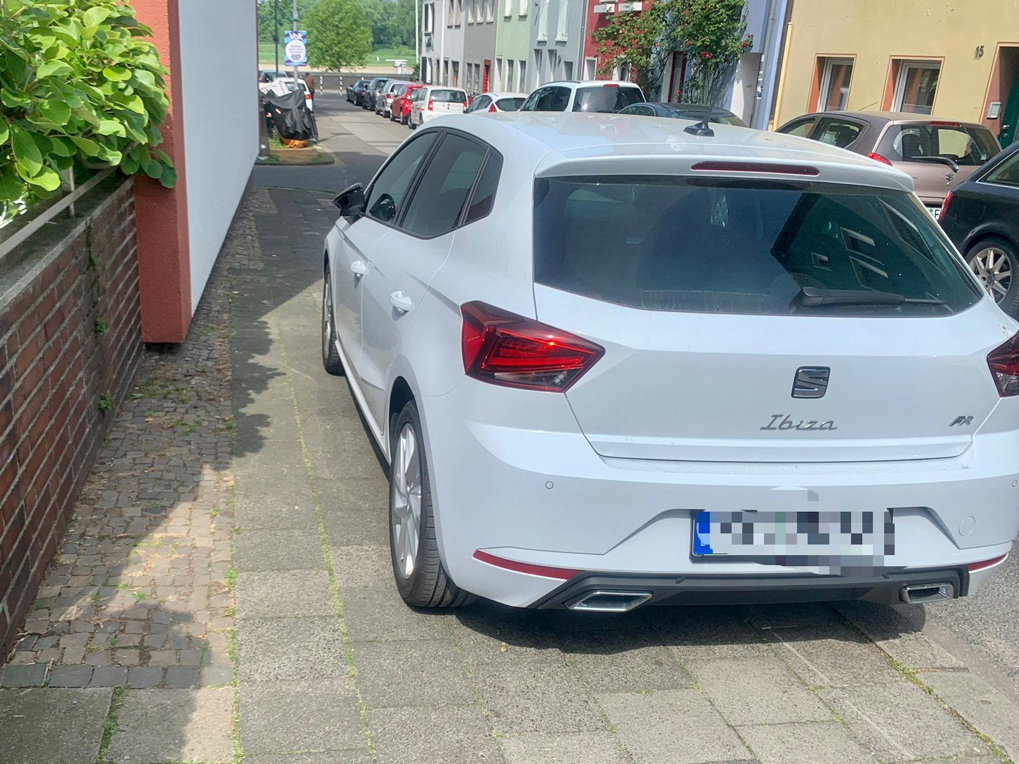 Eine zugeparkte Seitenstraße in Mülheim.