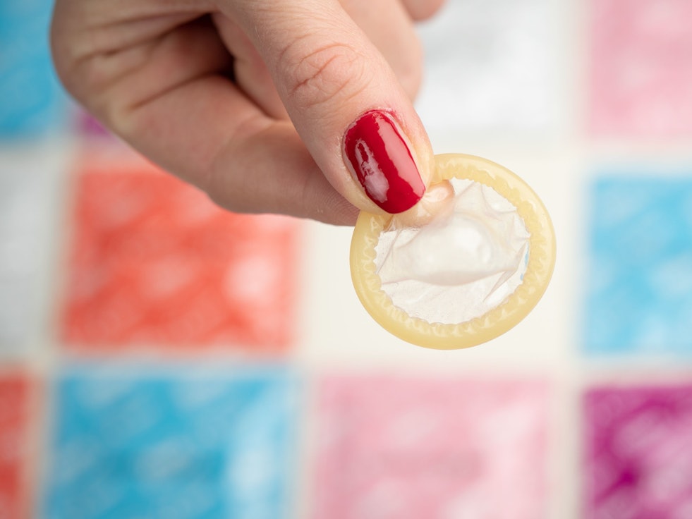 Auf dem Foto ist ein ausgepacktes Kondom zu sehen, bei der Aufnahme handelt es sich um ein Symbolfoto.