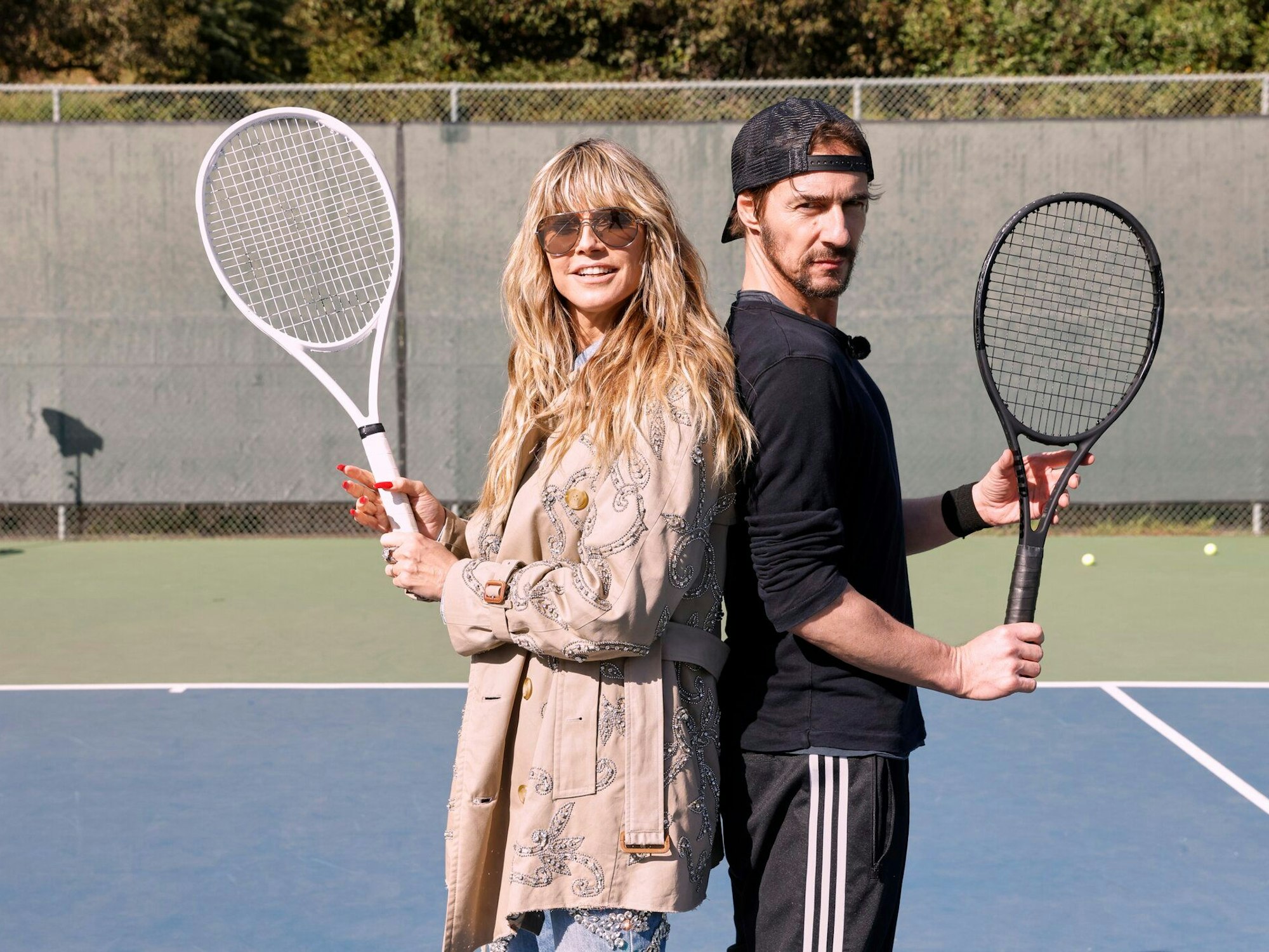 Model-Mama Heidi Klum (l.) und Gastjuror Thomas Hayo (r.) halten in der neuen Folge „Germanys Next Topmodel“ am 5. Mai 2022 Tennisschläger in der Hand.