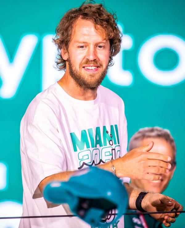 Sebastian Vettel wirft bei einer Party vor dem Grand Prix der Formel 1 in Miami eine Kappe von Aston Martin ins Publikum
