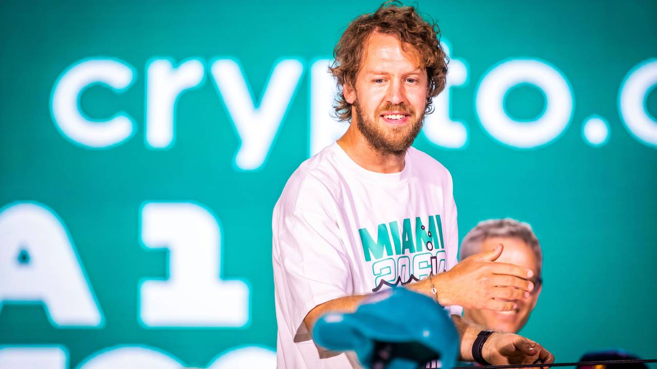 Sebastian Vettel wirft bei einer Party vor dem Grand Prix der Formel 1 in Miami eine Kappe von Aston Martin ins Publikum