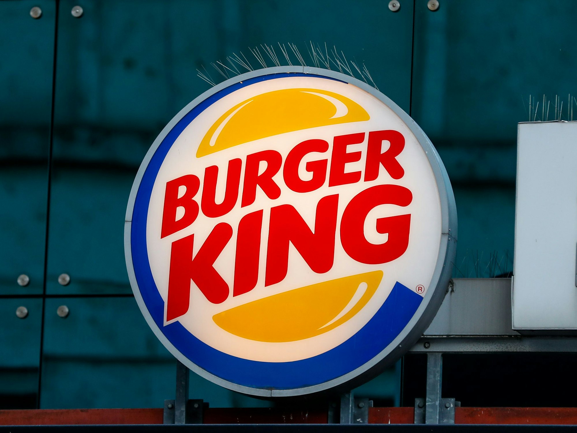 Das Logo des Geschäfts «Burger King» am Alexanderplatz.