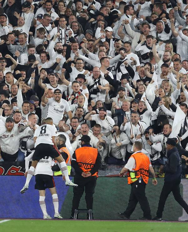 Jubel der Spieler von Eintracht Frankfurt mit ihren Fans auf der Tribüne.