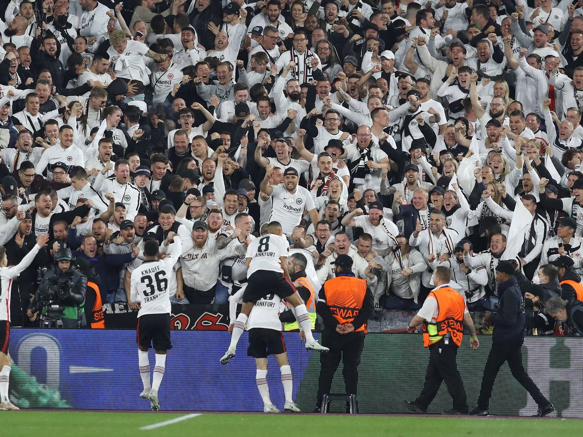 Die Spieler von Eintracht Frankfurt jubeln nach dem 2:1 mit ihren Fans.