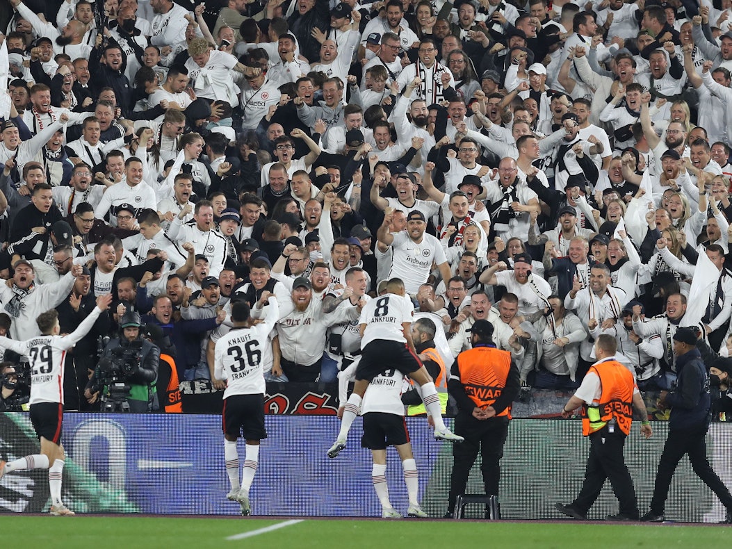 Die Spieler von Eintracht Frankfurt jubeln nach dem 2:1 mit ihren Fans.