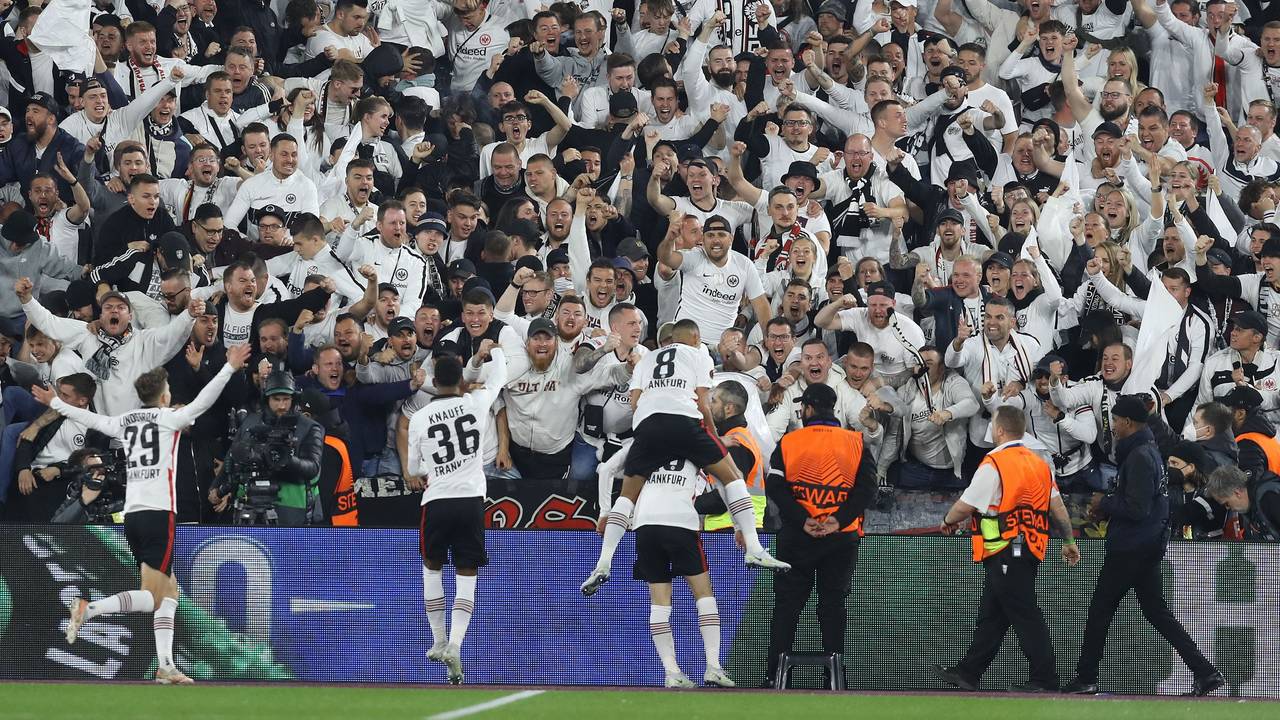 Jubel der Spieler von Eintracht Frankfurt mit ihren Fans auf der Tribüne.