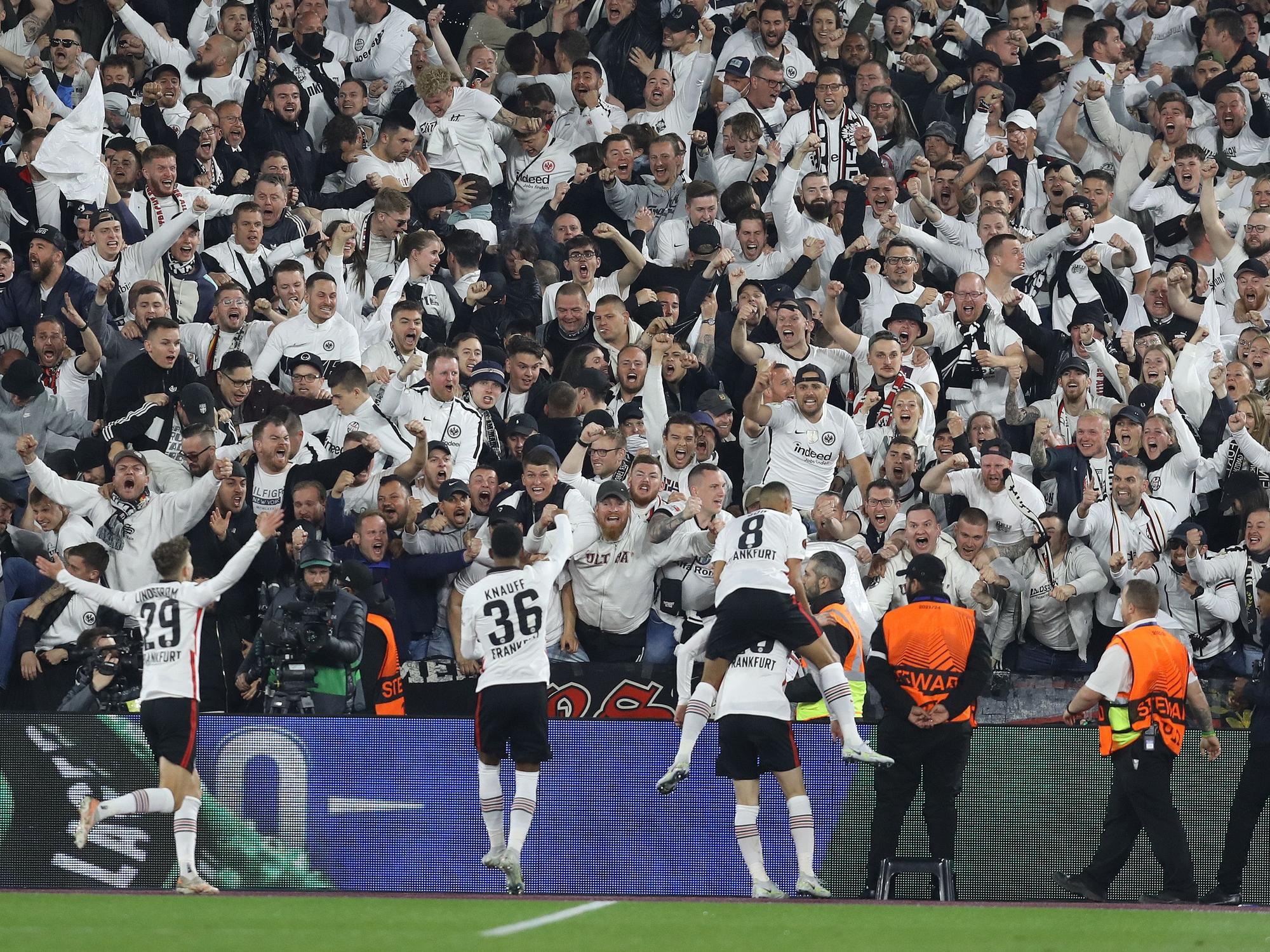 Jubel der Spieler von Eintracht Frankfurt mit ihren Fans auf der Tribüne.