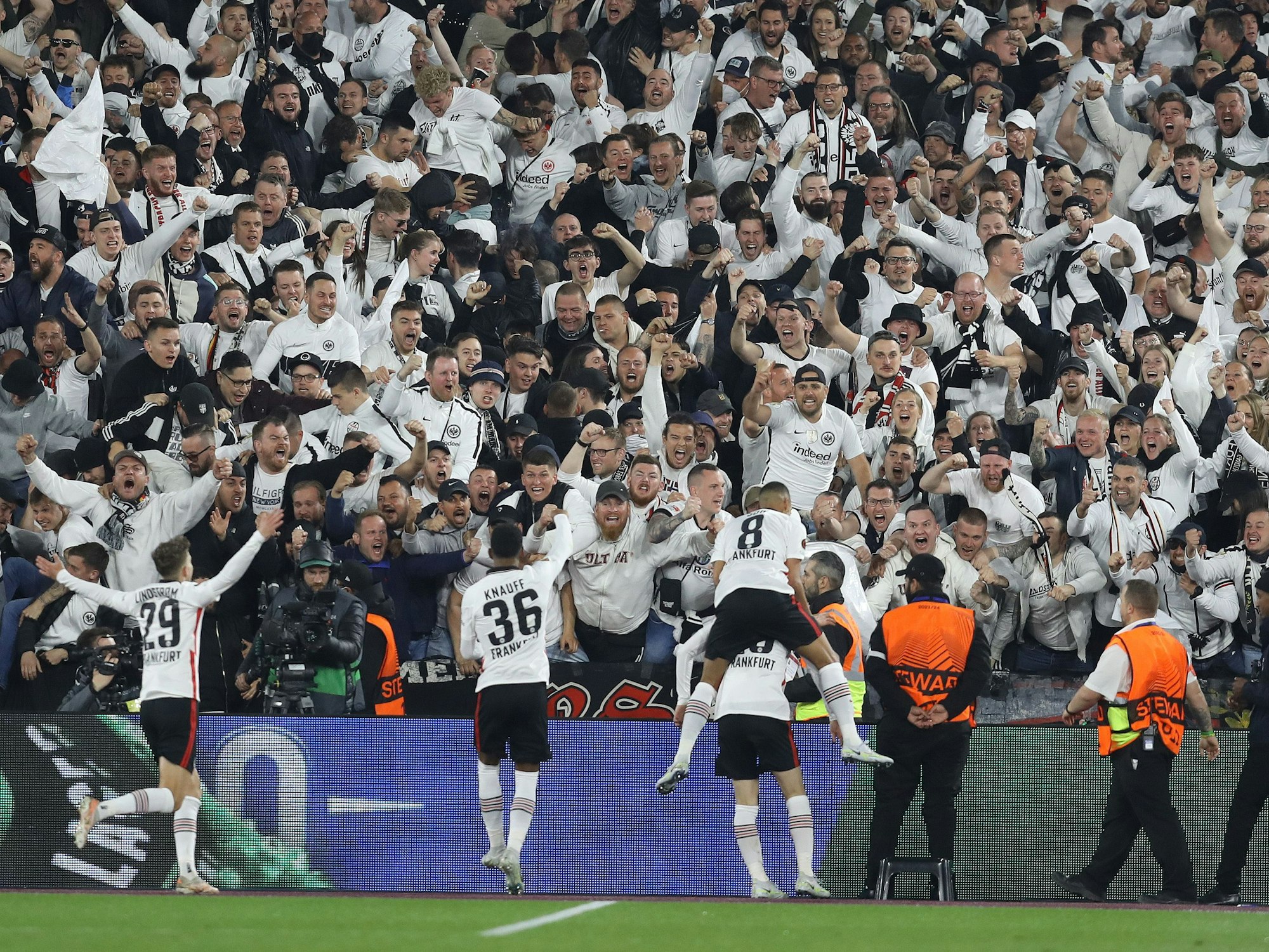 Jubel der Spieler von Eintracht Frankfurt mit ihren Fans auf der Tribüne.