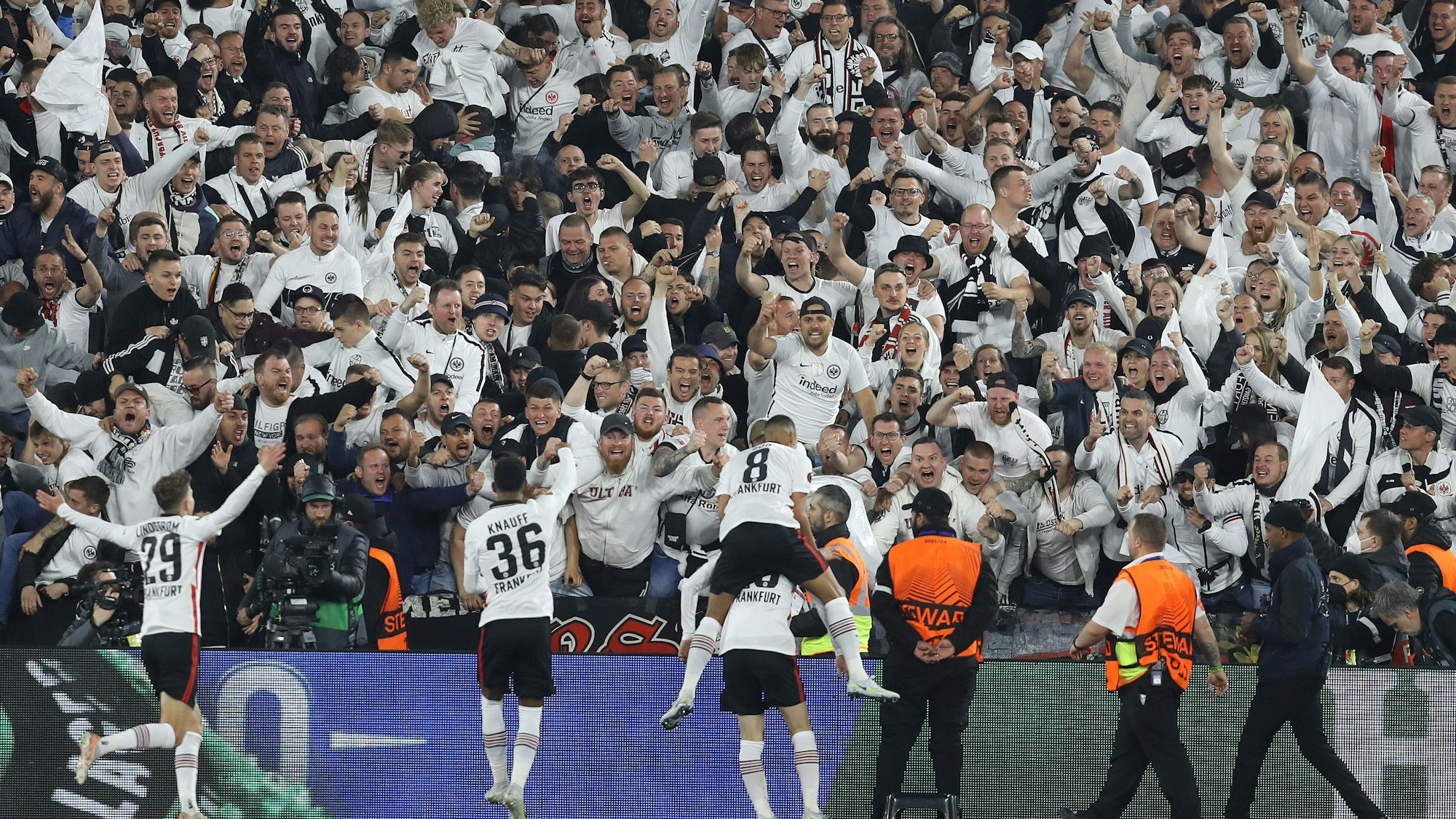 Die Spieler von Eintracht Frankfurt jubeln nach dem 2:1 mit ihren Fans.