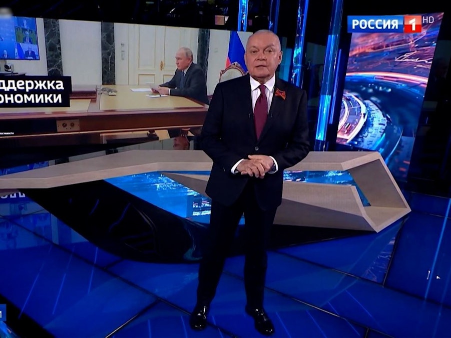 Dmitri Kisseljow, Chef-Propagandist und TV-Moderator bei „Rossija 1“, bei einer Sendung am 1. Mai:Das Vokabular des Kremls hat sich seit Kriegsbeginn verändert.