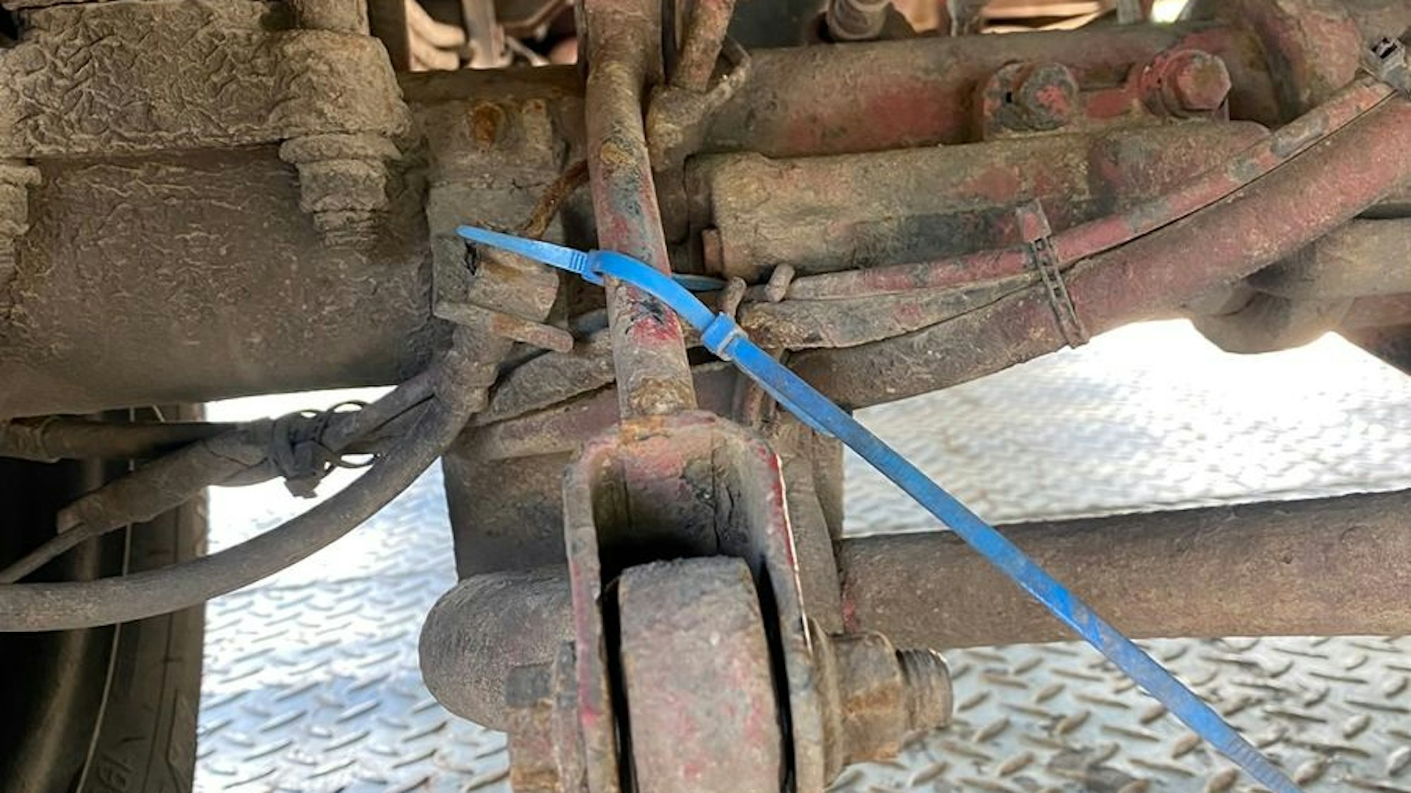 Ein blauer Kabelbinder ist um eine Bremsleitung gewickelt. Der Lkw wurde von der Kölner Autobahnpolizei aus dem Verkehr gezogen.