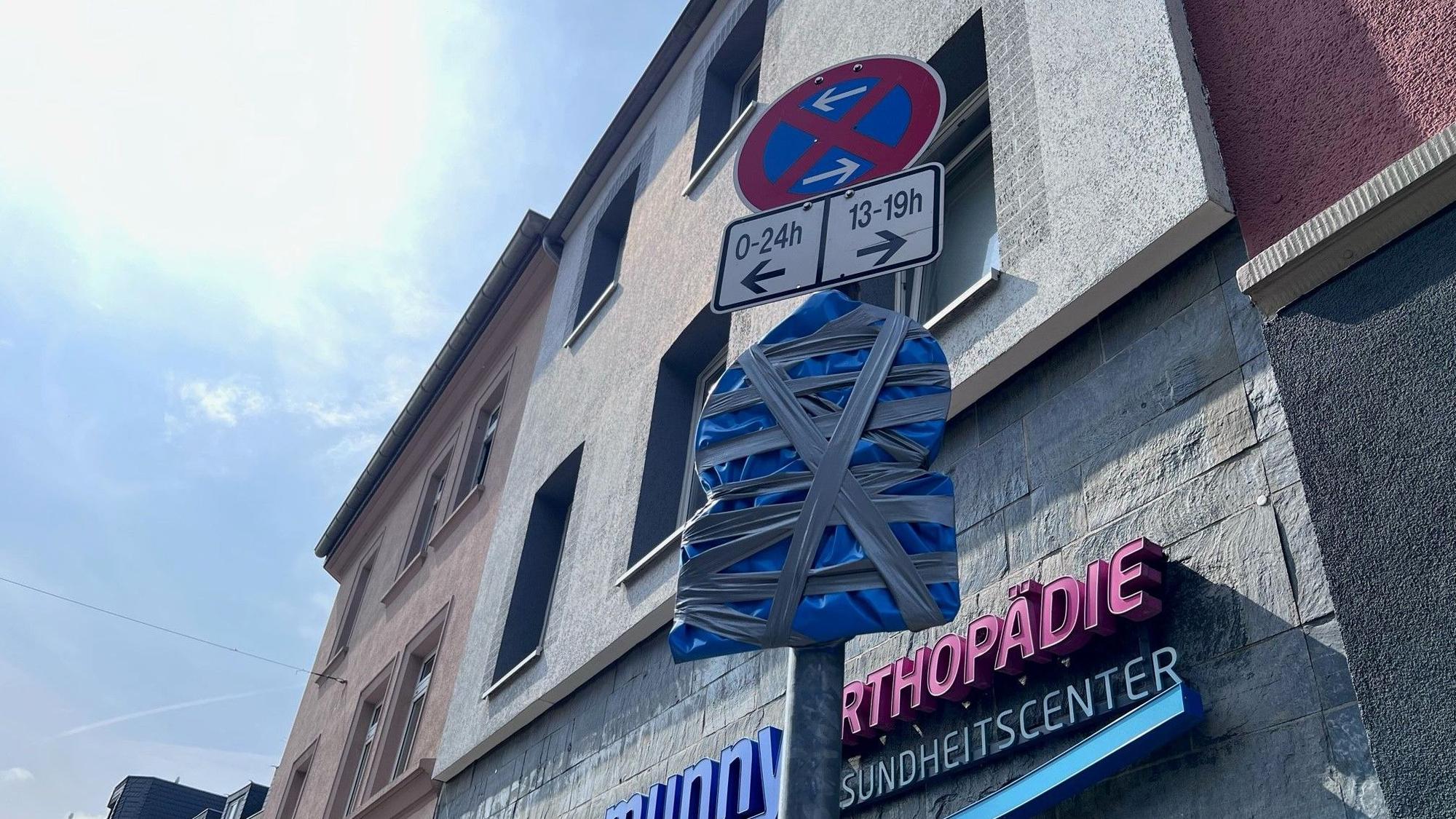 Ein abgehängtes Verkehrsschild am 5. Mai 2022 auf de Dellbrücker Hauptstraße in Köln.
