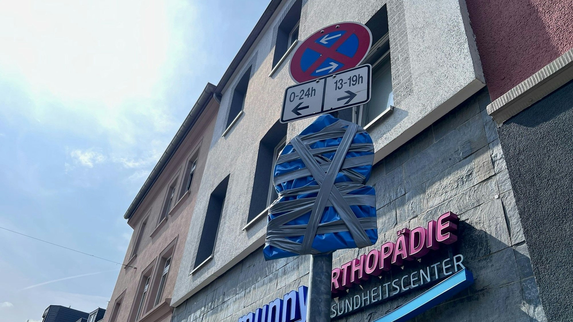 Ein abgehängtes Verkehrsschild am 5. Mai 2022 auf de Dellbrücker Hauptstraße in Köln.