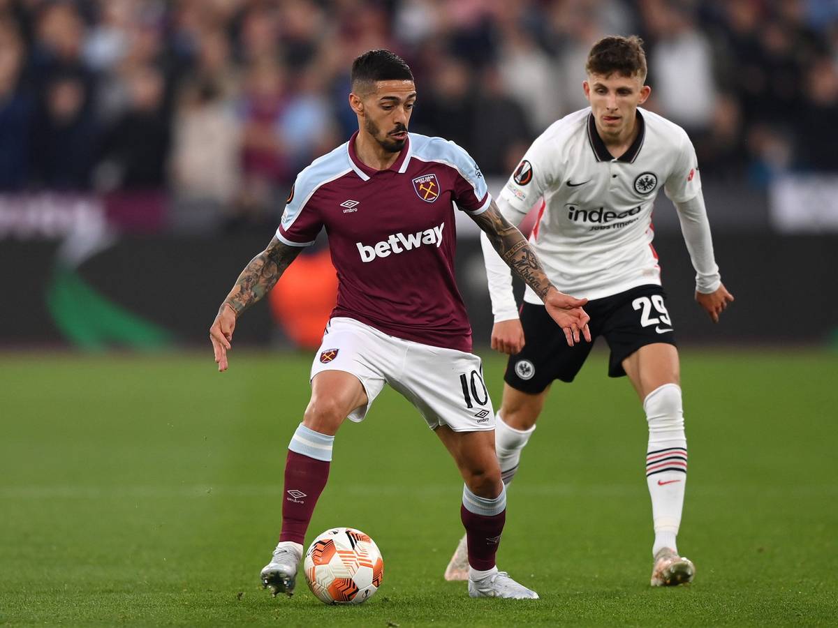 Jesper Lindstrøm auf den Fersen von West Hams Lanzini.