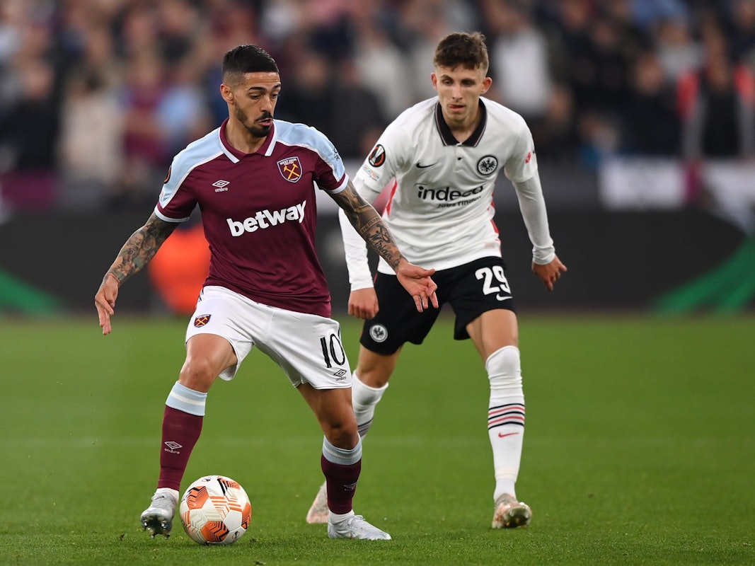 Jesper Lindstrøm auf den Fersen von West Hams Lanzini.