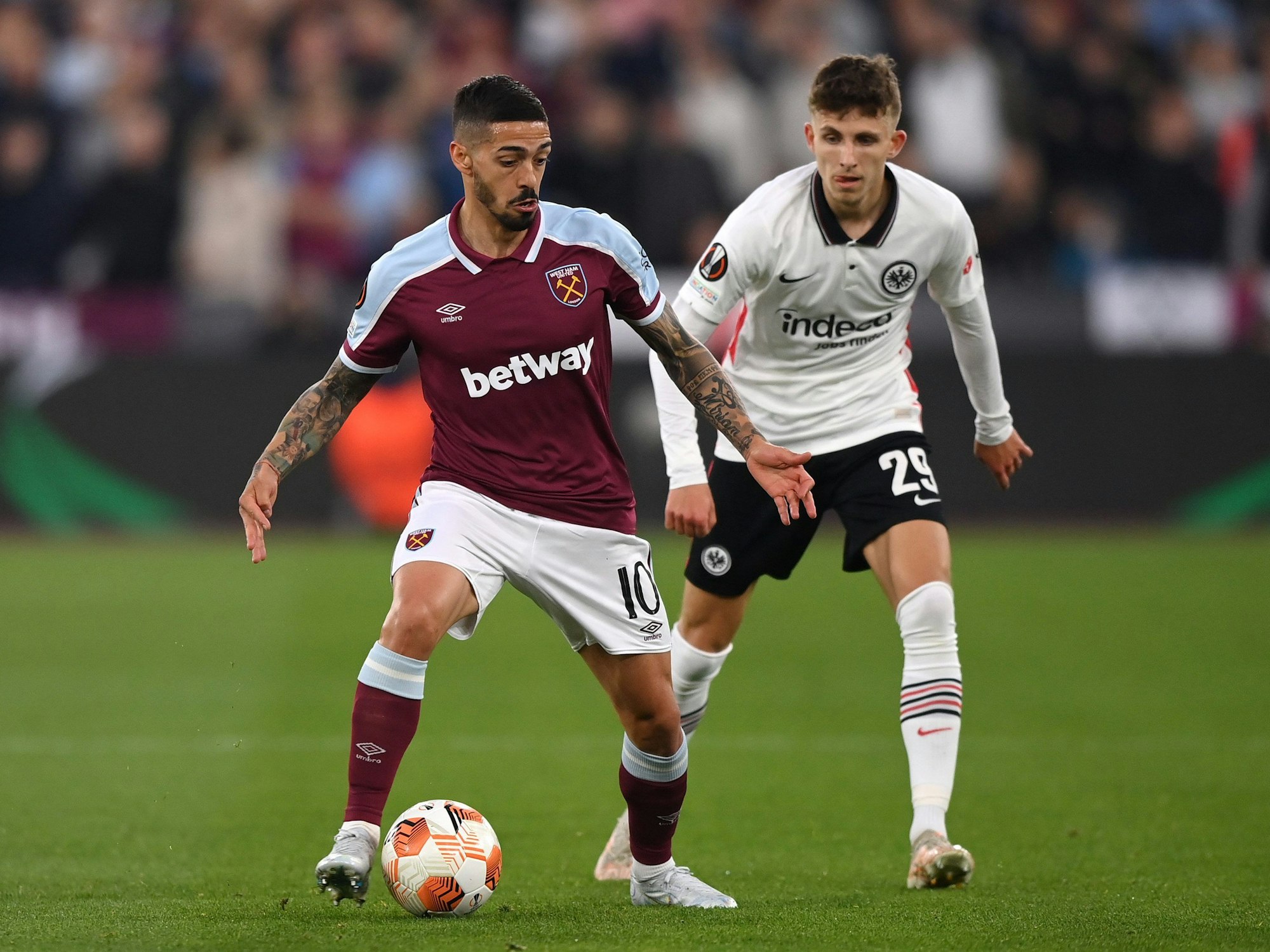 Jesper Lindstrøm auf den Fersen von West Hams Lanzini.